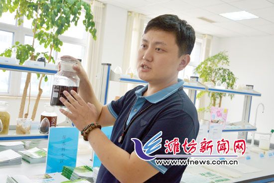 王曉凱正在介紹&ldquo;旱地寶&rdquo;的優(yōu)勢。